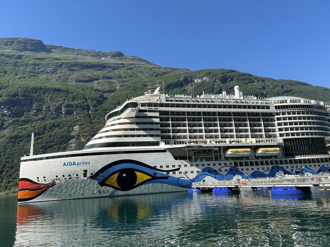 Eigene Aufnahme des Bugs der AIDAprima mit dem AIDA-Auge im Geirangerfjord