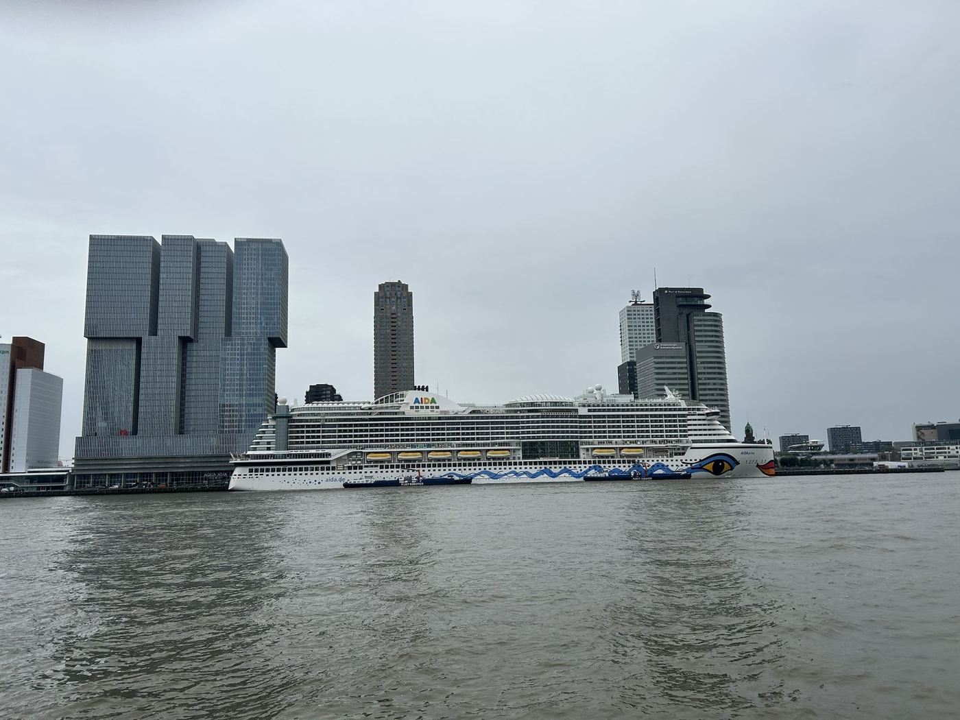 Eigene Aufnahme der AIDAprima in Rotterdam vor der Skyline am Wasser