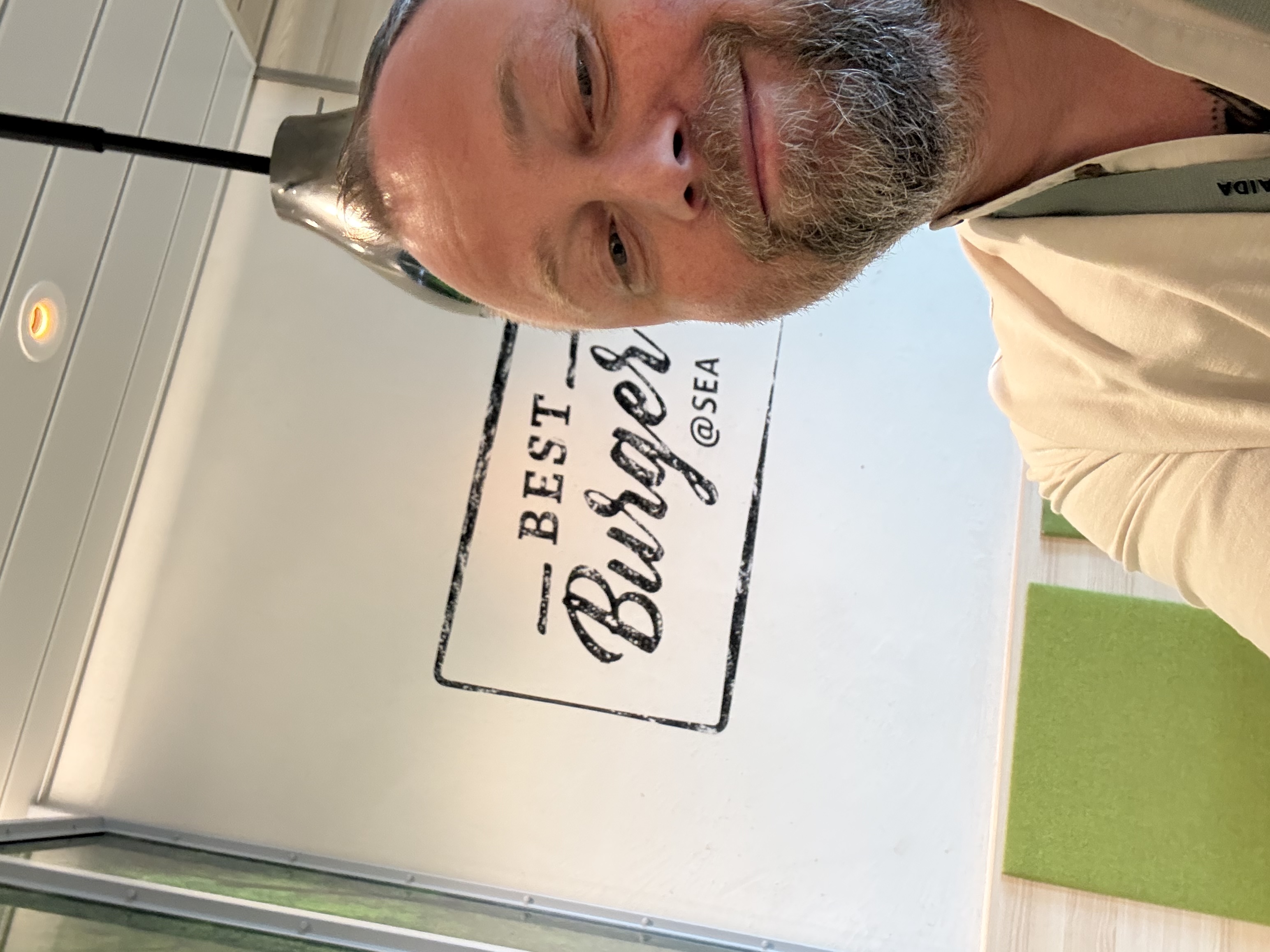 Dustin an Bord der AIDAnova, vorm Best-Burger-Restaurant