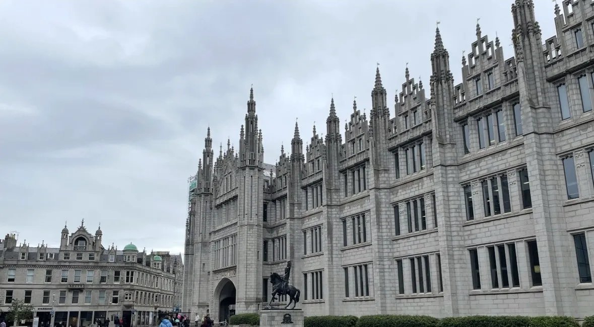 Marischal College in Aberdeen, Schottland, mit Reiterstatue und Brunnen