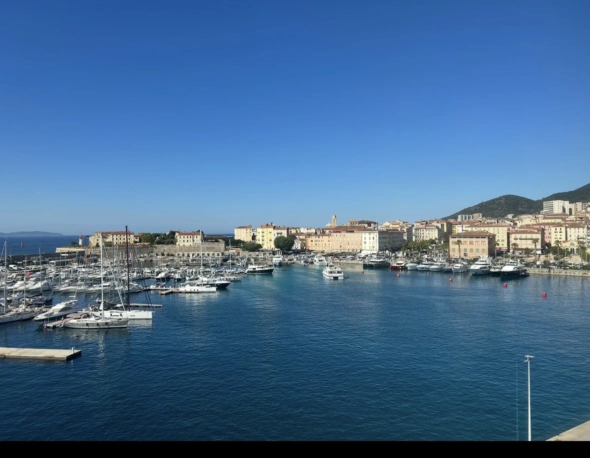 Hafen von Ajaccio auf Korsika mit Blick auf die Altstadt