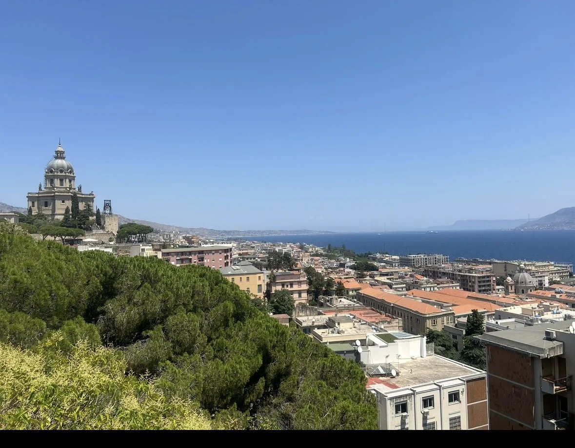 Panoramablick über Messina mit der Kuppel des Santuario della Madonna di Montalto