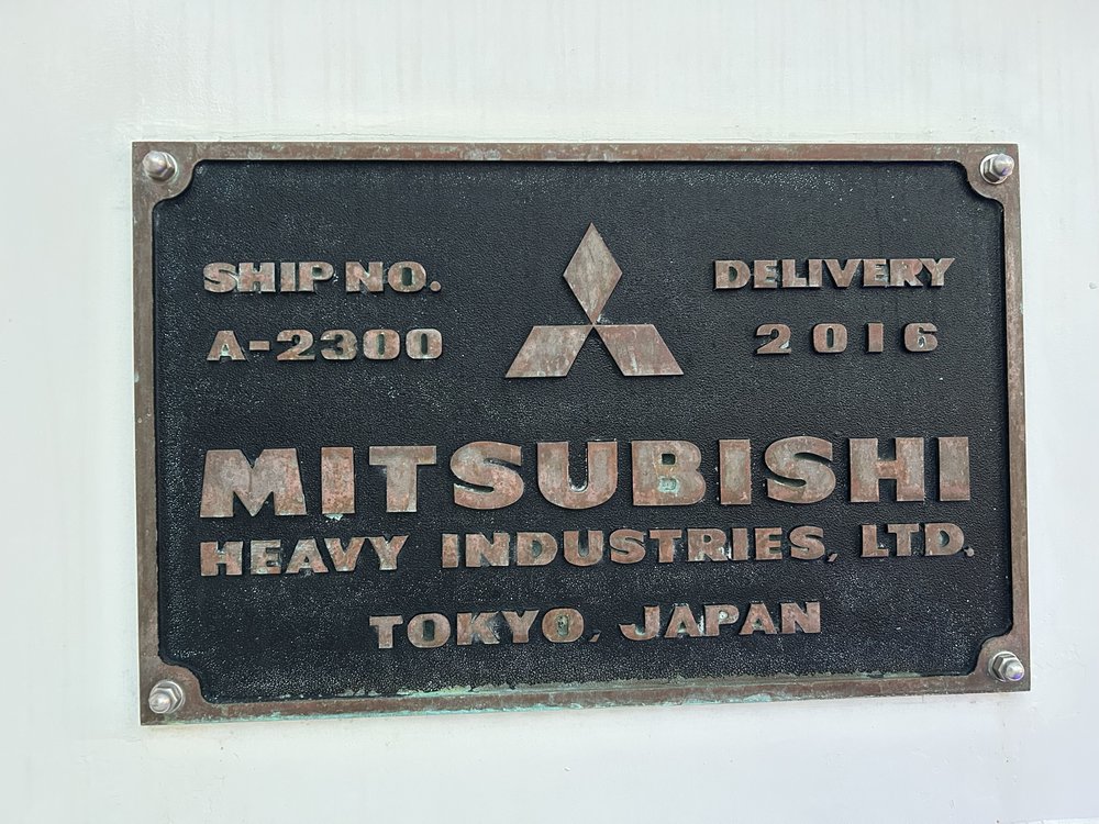 Eigene Aufnahme der Bauplakette an Bord: Mitsubishi Heavy Industries, Tokyo, Japan, Ship No. A-2300, Delivery 2016