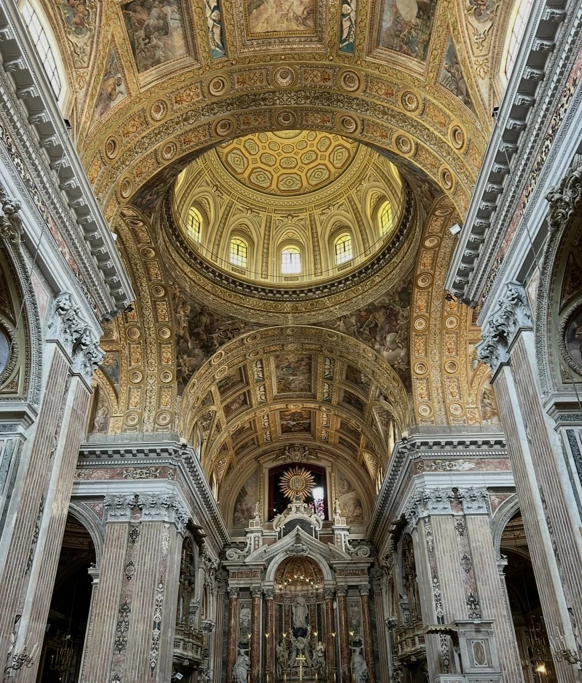Goldene Kuppel und Deckenfresko der Kirche Gesù Nuovo in Neapel