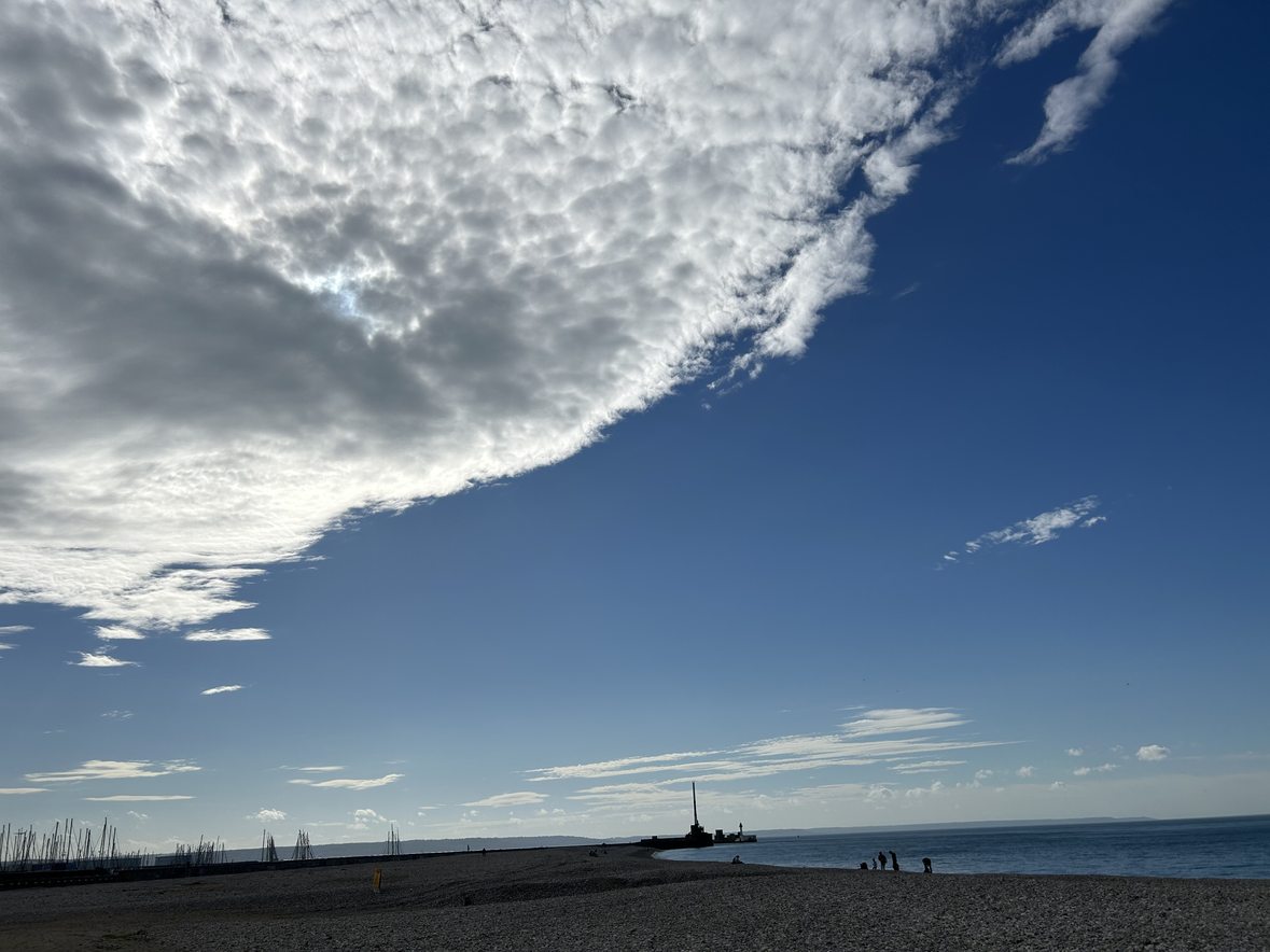 Kiesstrand Plage du Havre in Le Havre, Frankreich, mit Wellenbrecher
