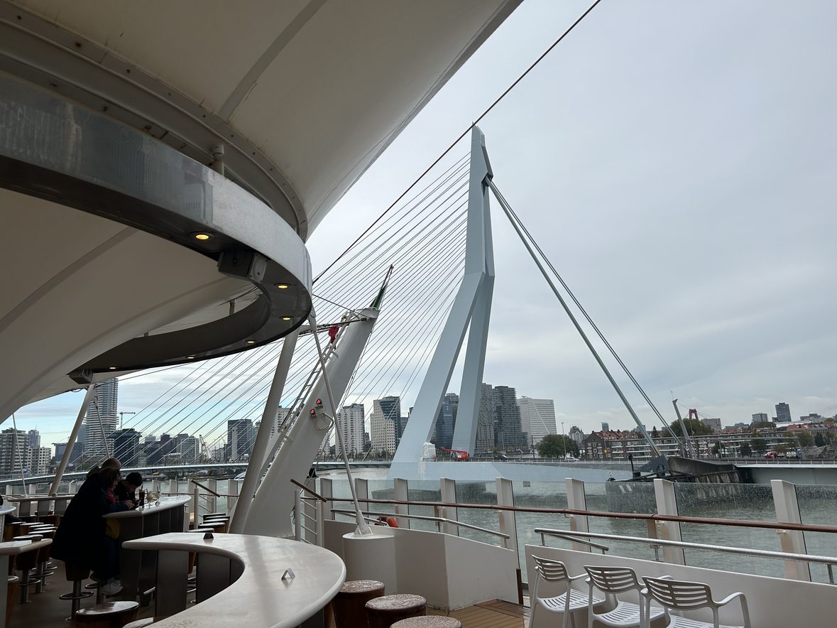 Blick auf die Erasmusbrücke in Rotterdam vom Achterdeck eines Kreuzfahrtschiffs