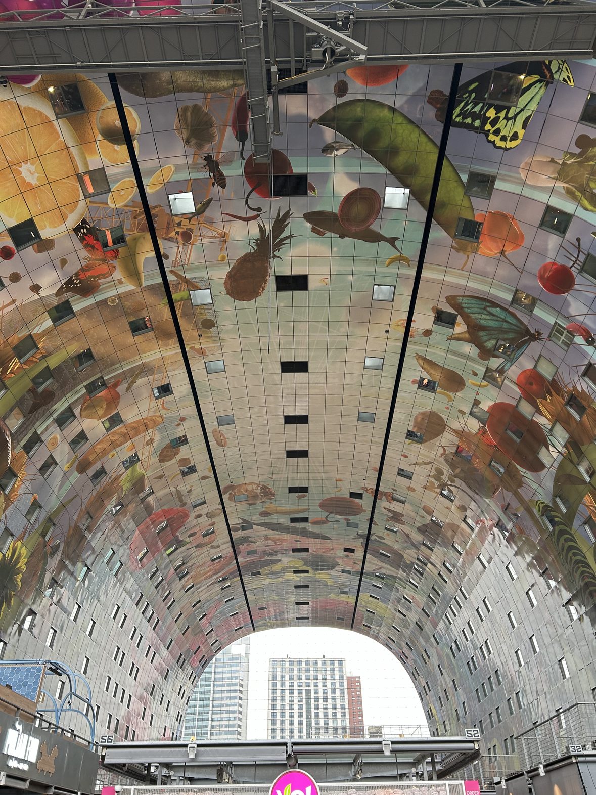 Bemalte Gewölbedecke der Markthal in Rotterdam mit überdimensionalen Früchten und Insekten