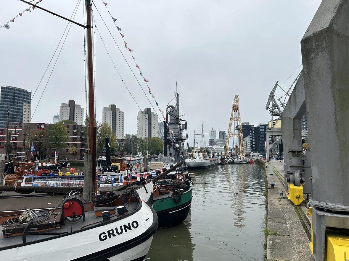 Historischer Museumshafen in Rotterdam mit alten Schleppern und Lastkähnen