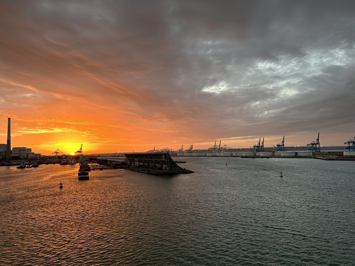 Sonnenuntergang über dem Containerhafen von Southampton