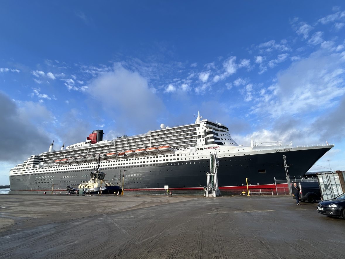 Die Queen Mary 2 von Cunard im Hafen von Southampton