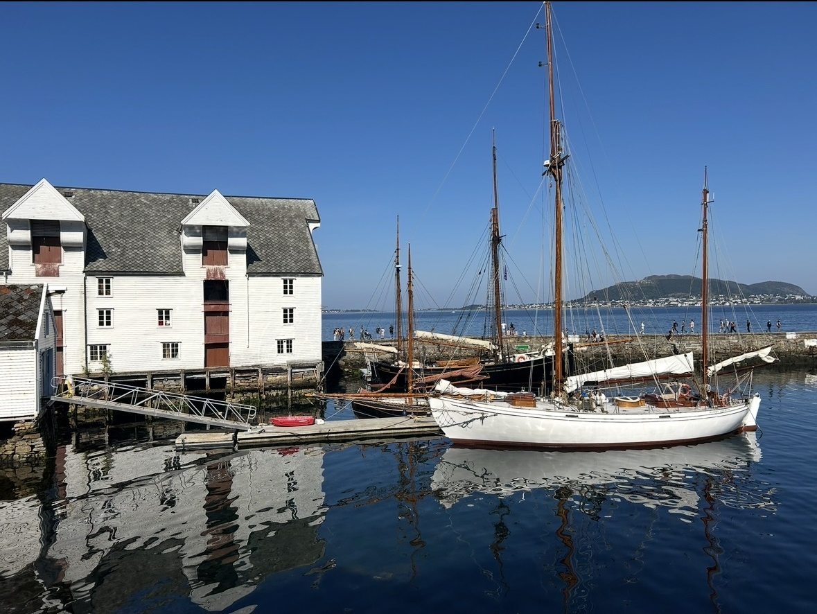 Historische Segelschiffe am Kai von Aspøya in Ålesund, Norwegen