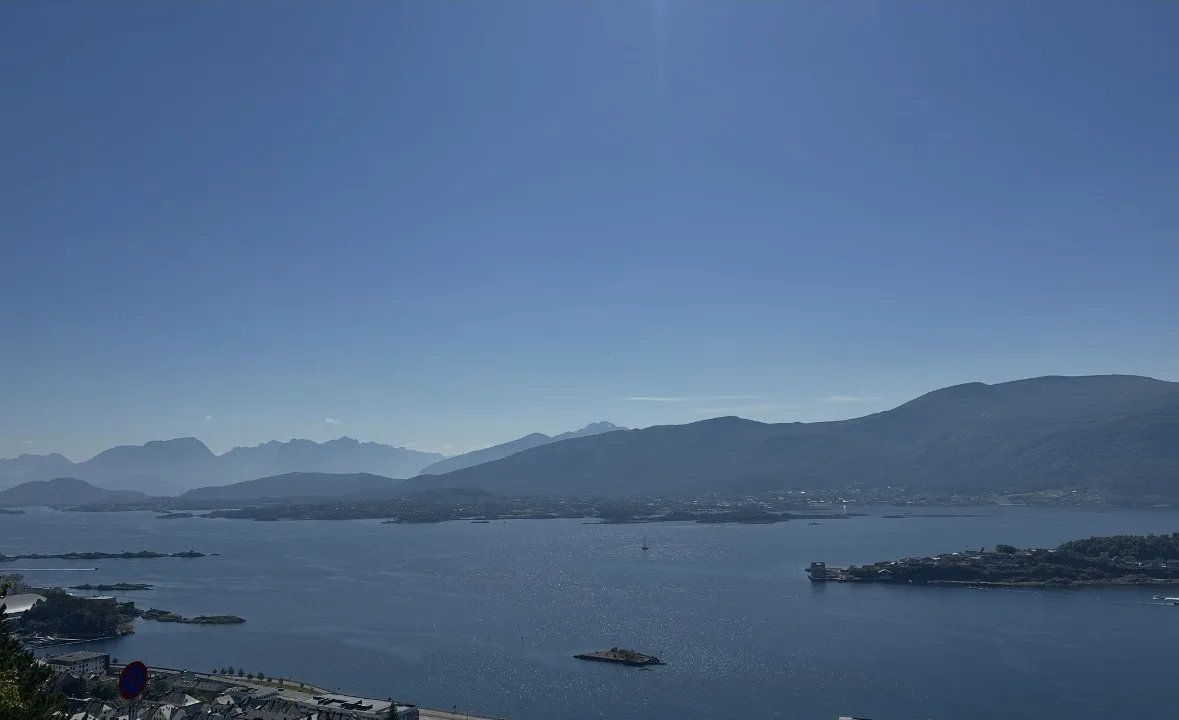 Blick vom Fjellstua-Aussichtspunkt über Ålesund und den Fjord, Norwegen
