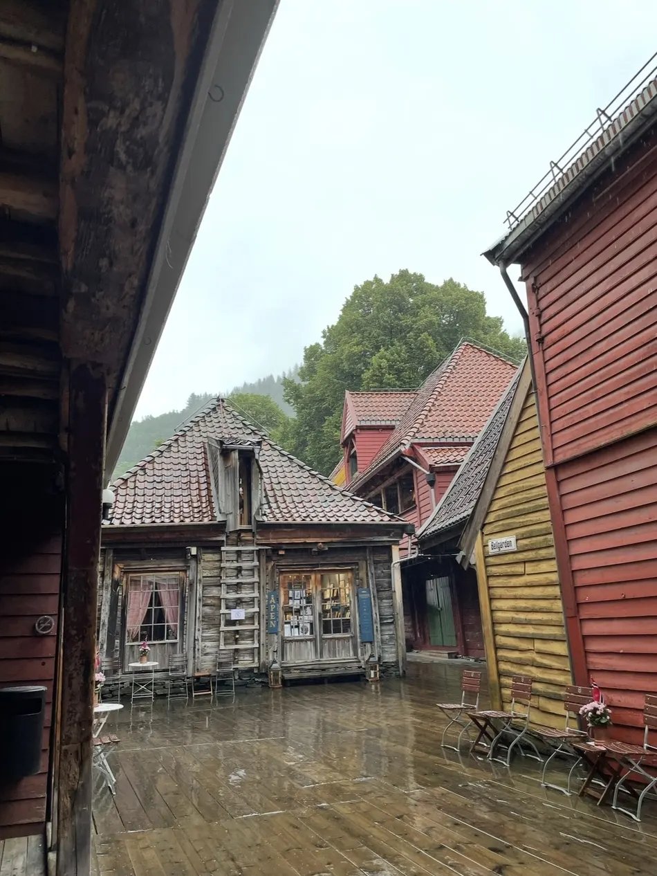 Bryggen, die historischen Hanse-Holzhäuser in Bergen, Norwegen, bei Regen