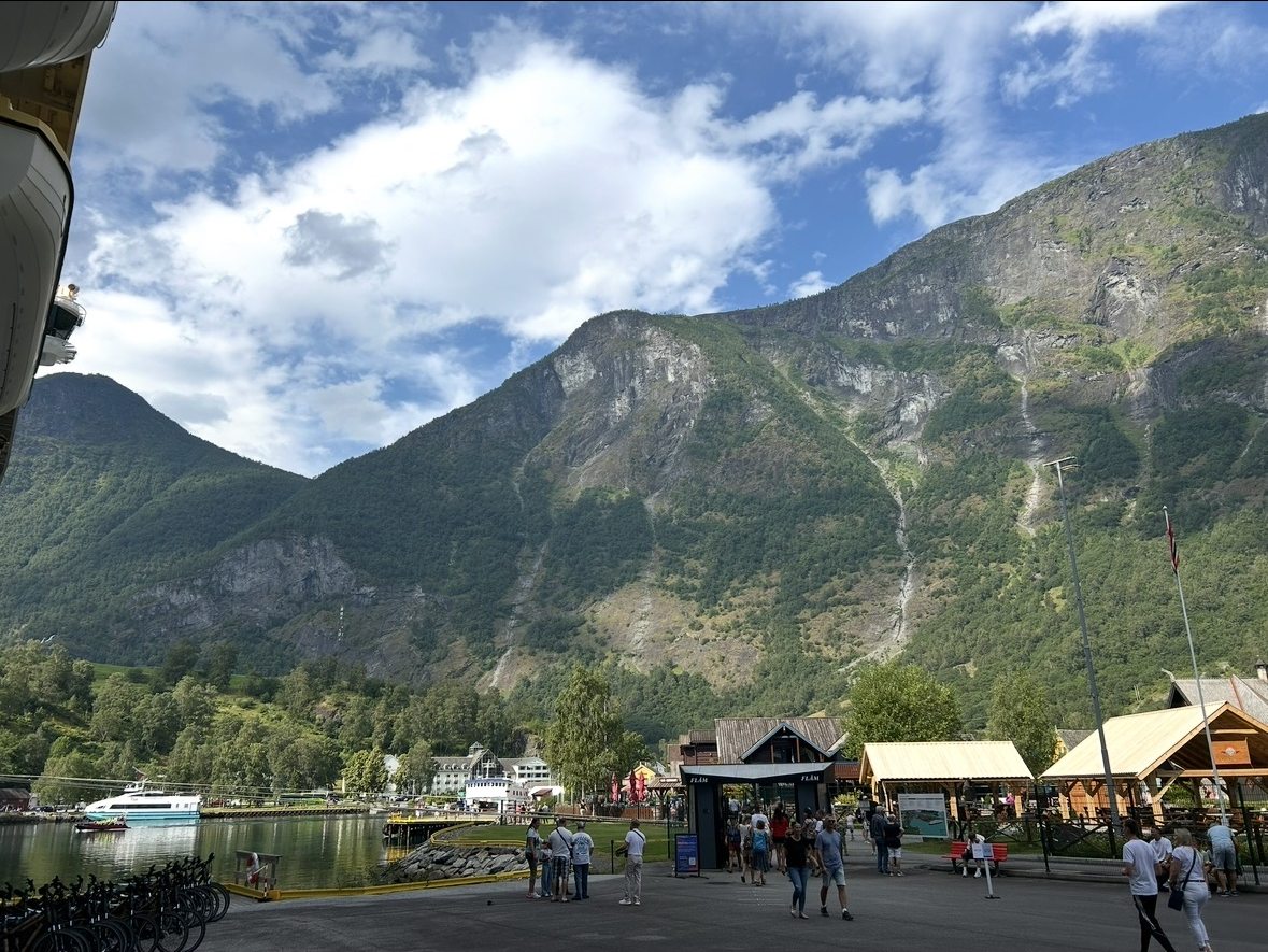 Anleger von Flåm mit Blick auf die steilen Berghänge des Aurlandsfjords, Norwegen