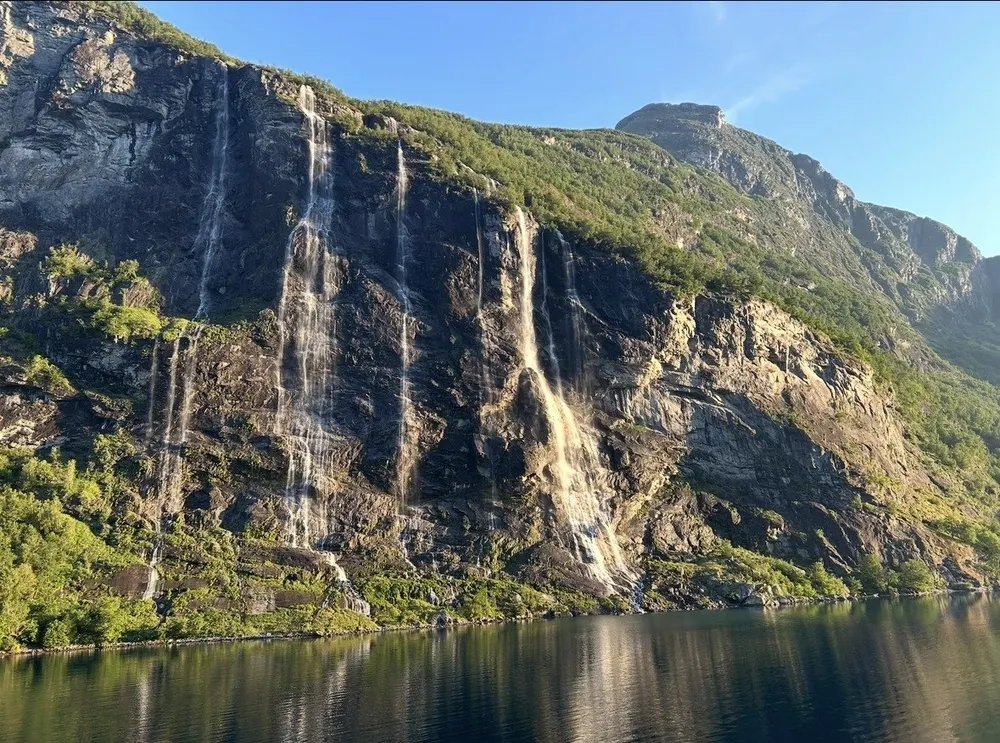 Die sieben Schwestern – Wasserfälle im Geirangerfjord, Norwegen