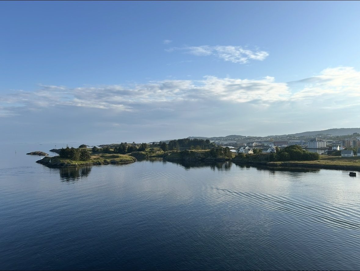Blick auf Torvastad in der Karmsund-Meerenge bei der Anfahrt nach Haugesund, Norwegen