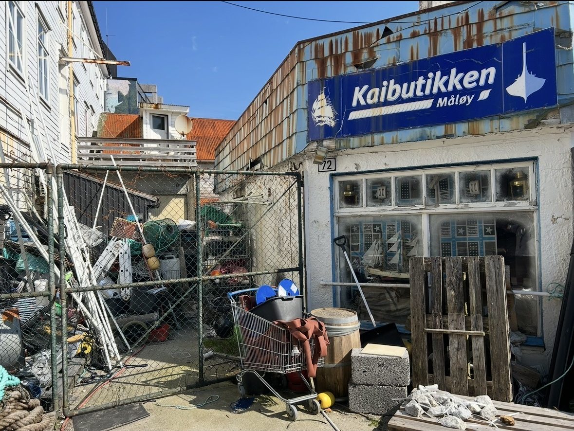 Verwitterte Kaibutikken-Ladenfront mit Fischereiausrüstung in Måløy, Norwegen