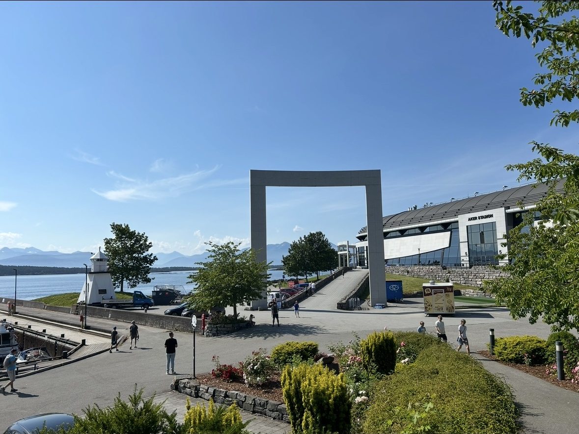 Reknes-Hafen in Molde mit Blick auf das Aker Stadion, Norwegen