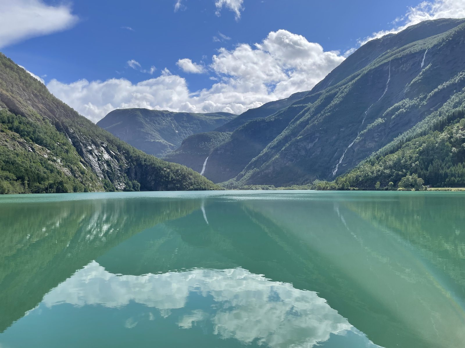 Türkisgrüner Bergsee Eidsvatnet bei Skjolden, Norwegen