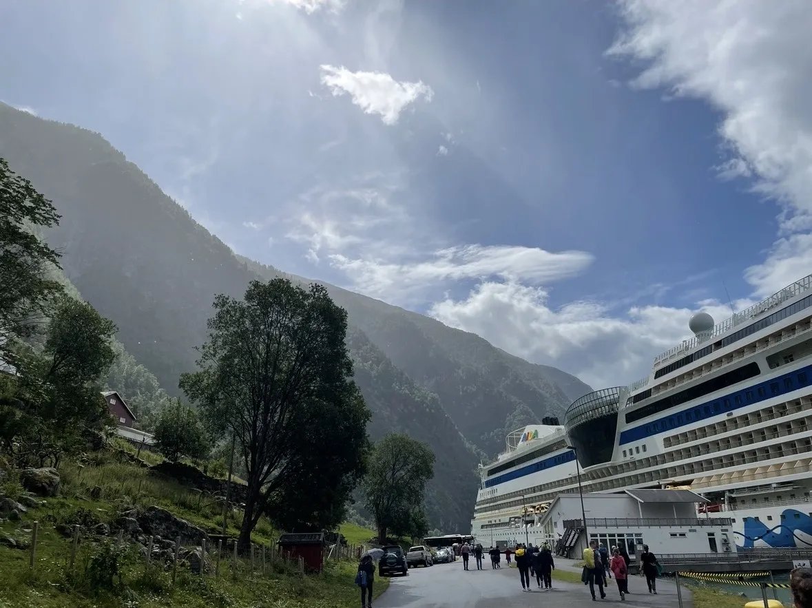 Anleger von Skjolden am Sognefjord mit Blick auf die Berge, Norwegen