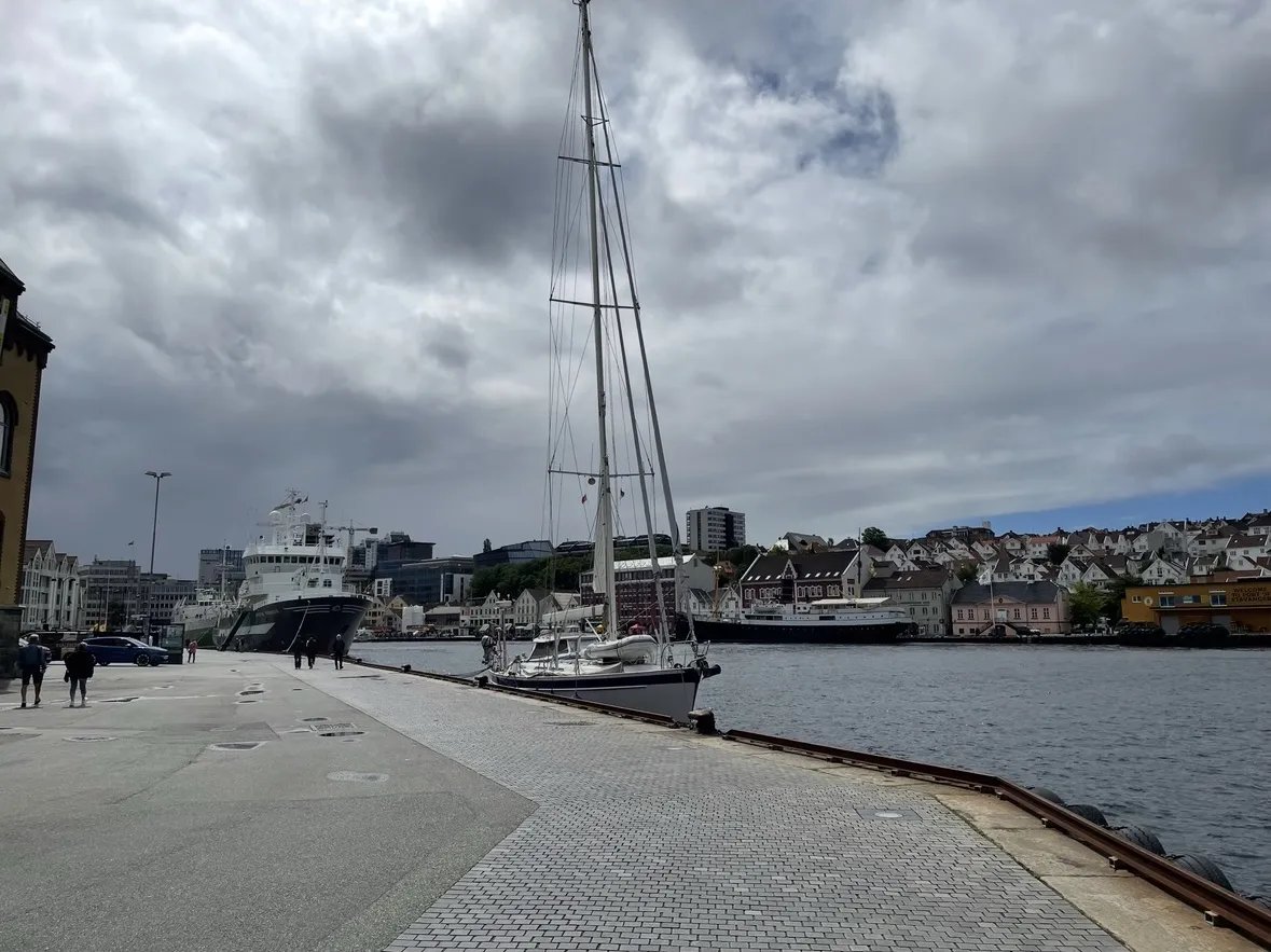 Hafenbucht Vågen in Stavanger mit Segelboot und der Altstadt im Hintergrund, Norwegen