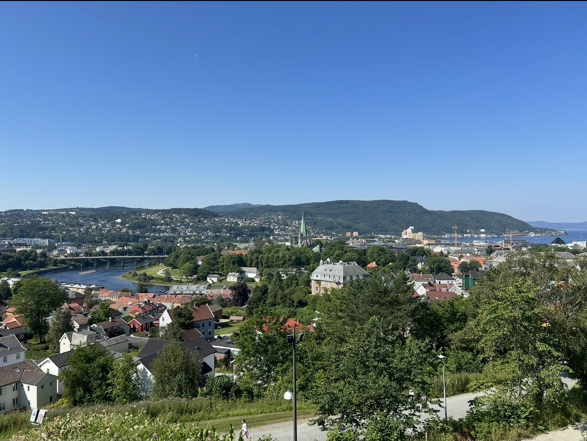 Blick von der Festung Kristiansten über Trondheim und den Fjord, Norwegen