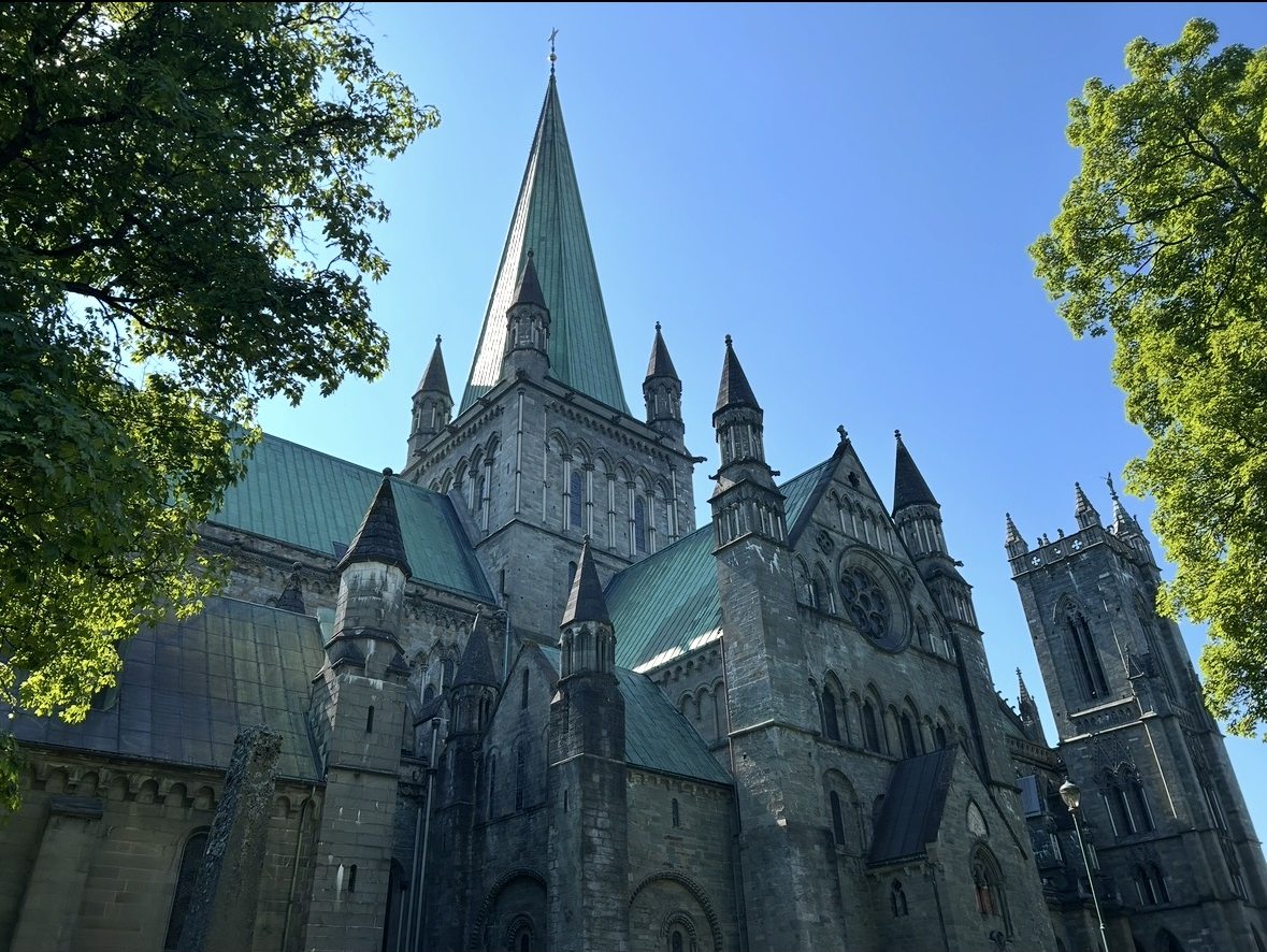 Der Nidarosdom in der Altstadt Midtbyen von Trondheim, Norwegen