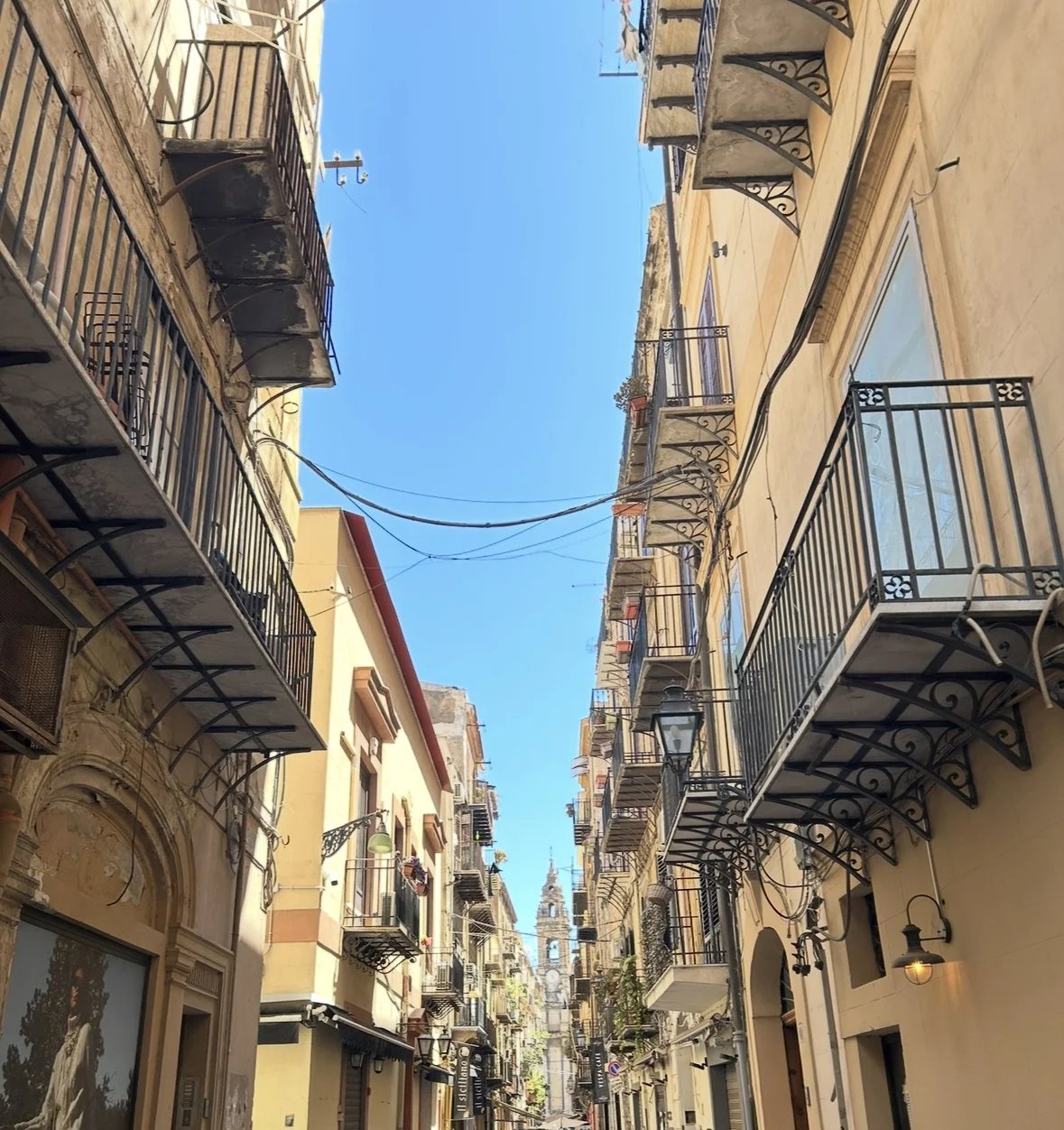 Enge Altstadtgasse mit schmiedeeisernen Balkonen in Palermo, Sizilien