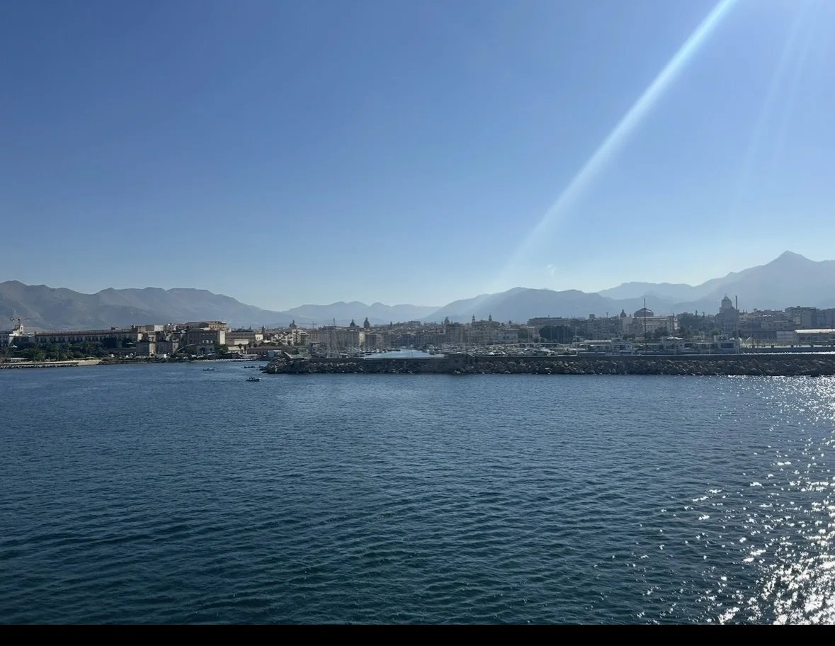 Blick auf Palermo und die Berge beim Auslaufen aus dem Hafen