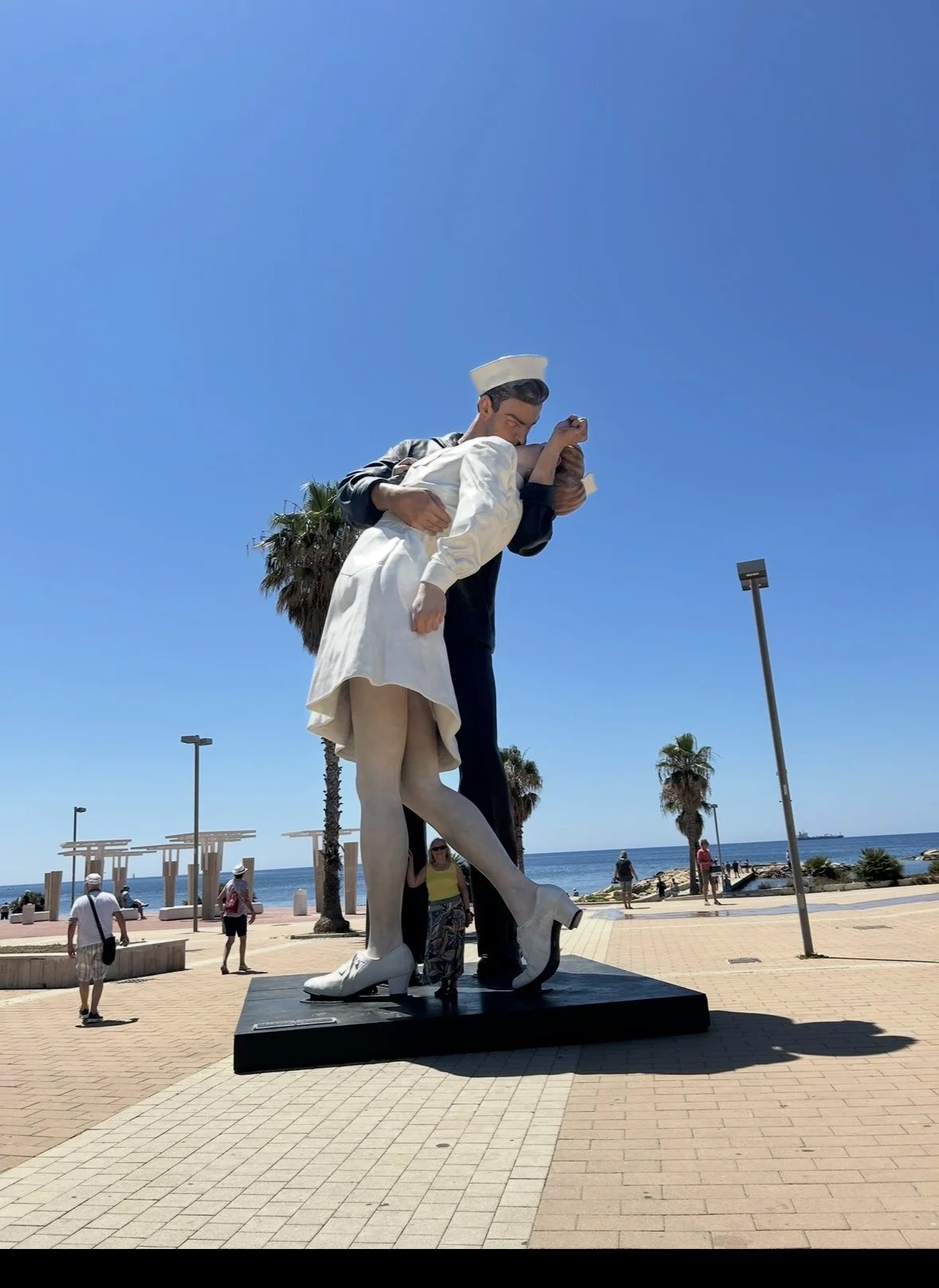 Unconditional-Surrender-Statue an der Strandpromenade von Civitavecchia bei Rom