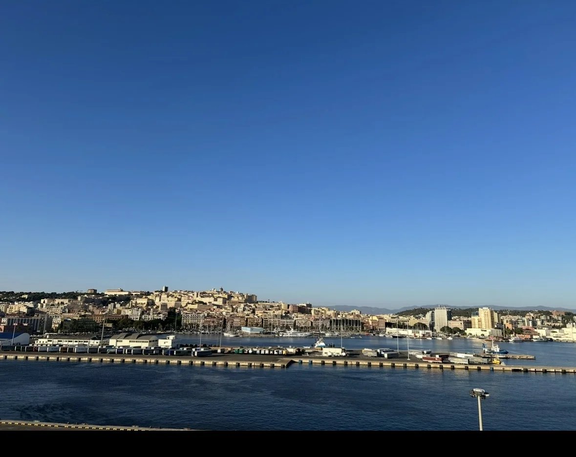 Hafen von Cagliari, Sardinien, in der Abendsonne