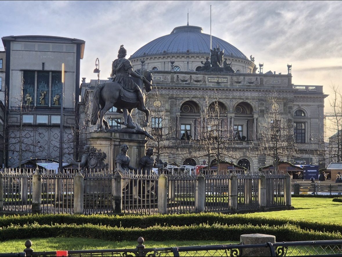 Reiterstandbild von Christian V. am Kongens Nytorv in Kopenhagen mit dem Königlichen Theater im Hintergrund