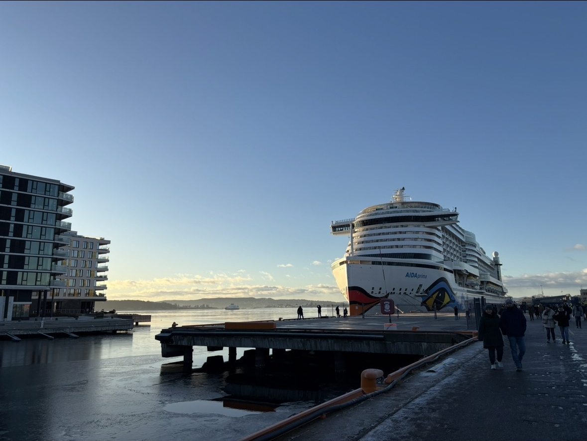 Anleger Framnesbrygga in Oslo mit Kreuzfahrtschiff bei Sonnenaufgang