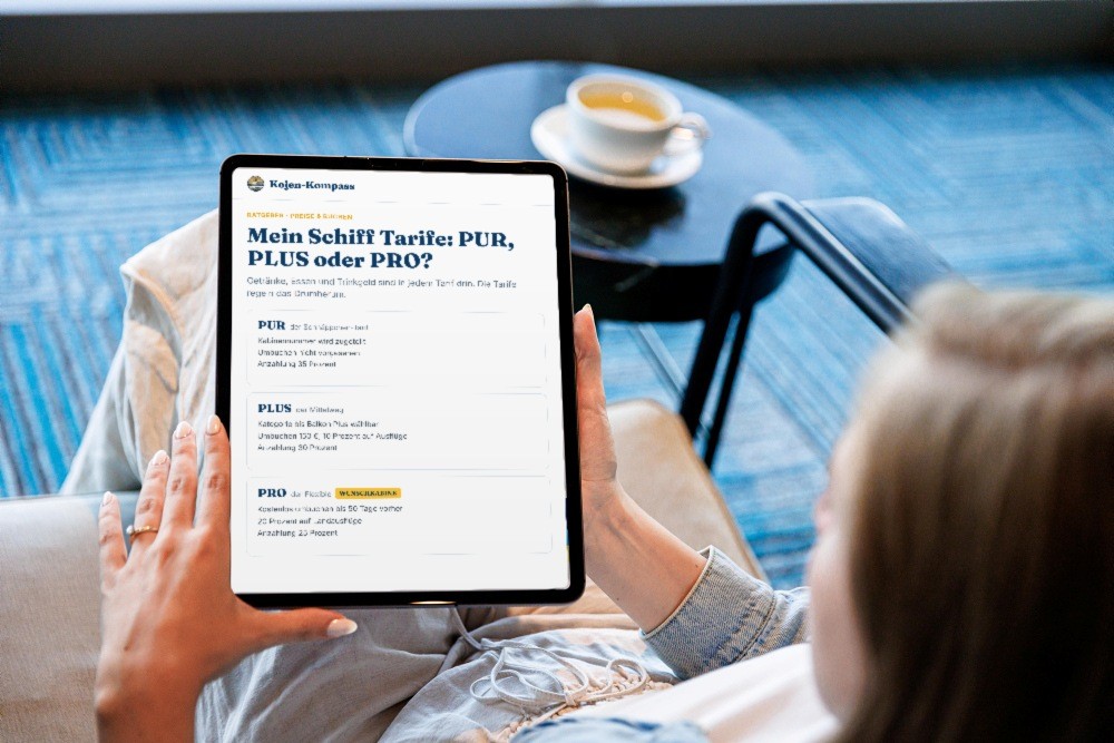 Eine Frau liest auf dem Tablet die Tarif-Übersicht von Kojen-Kompass zu PUR, PLUS und PRO